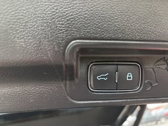 Used 2022 Ford Explorer XLT image 37