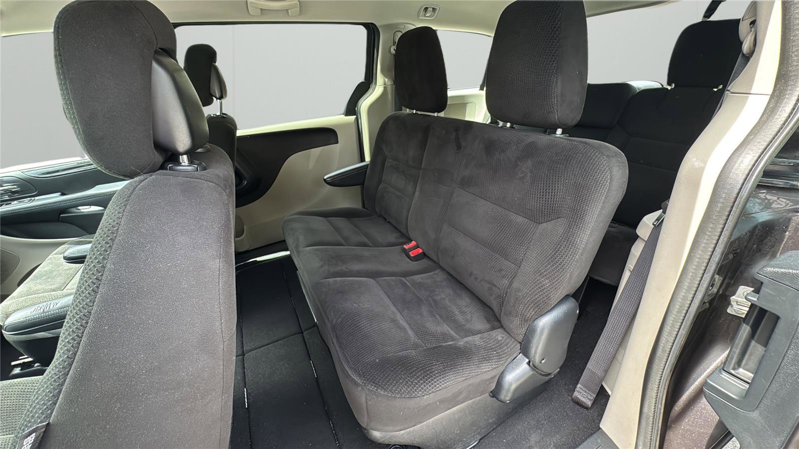 Used 2015 Dodge Grand Caravan American Value Package FWD image 11