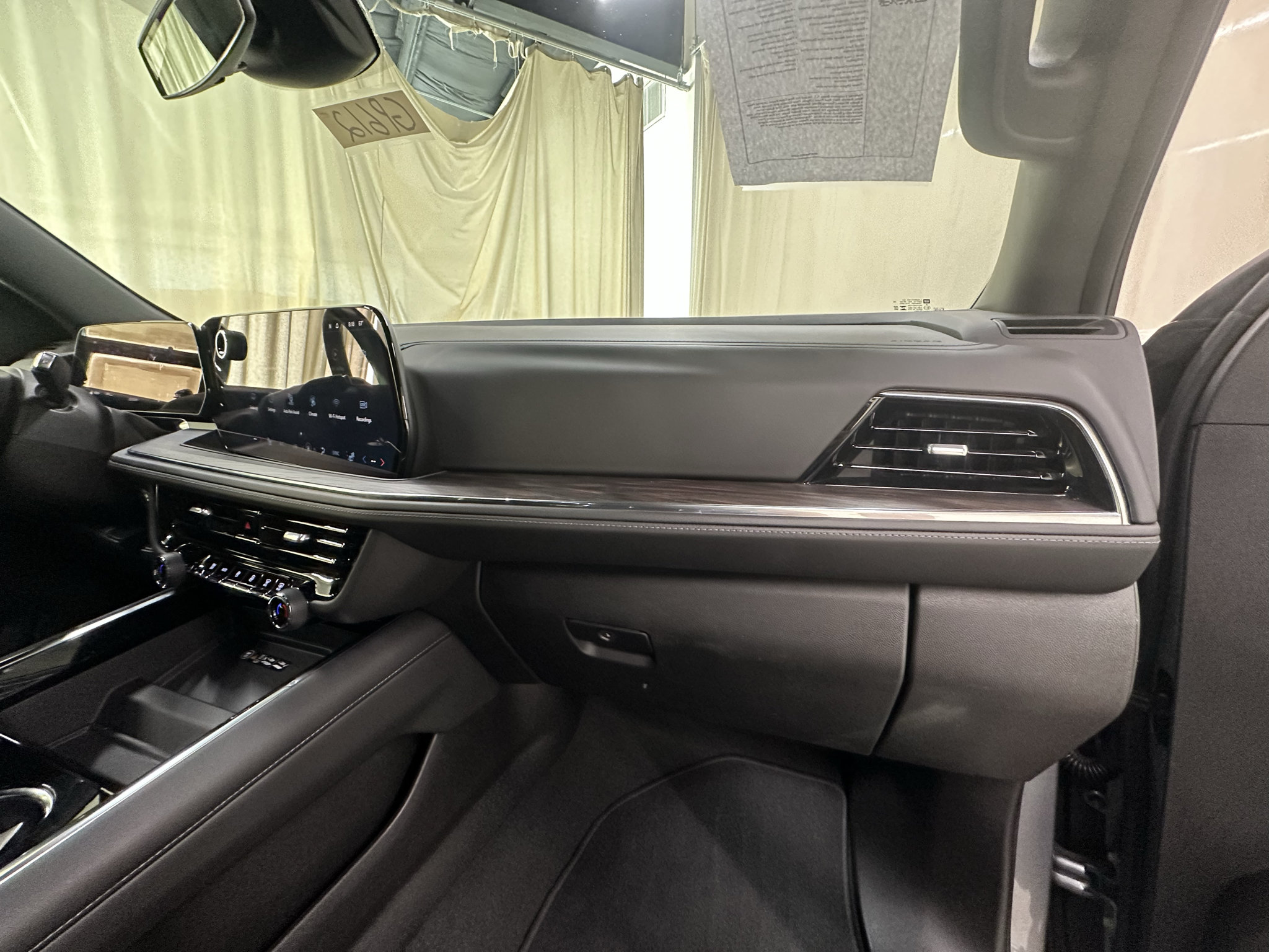 Used 2025 Chevrolet Tahoe LT AWD/4WD image 17