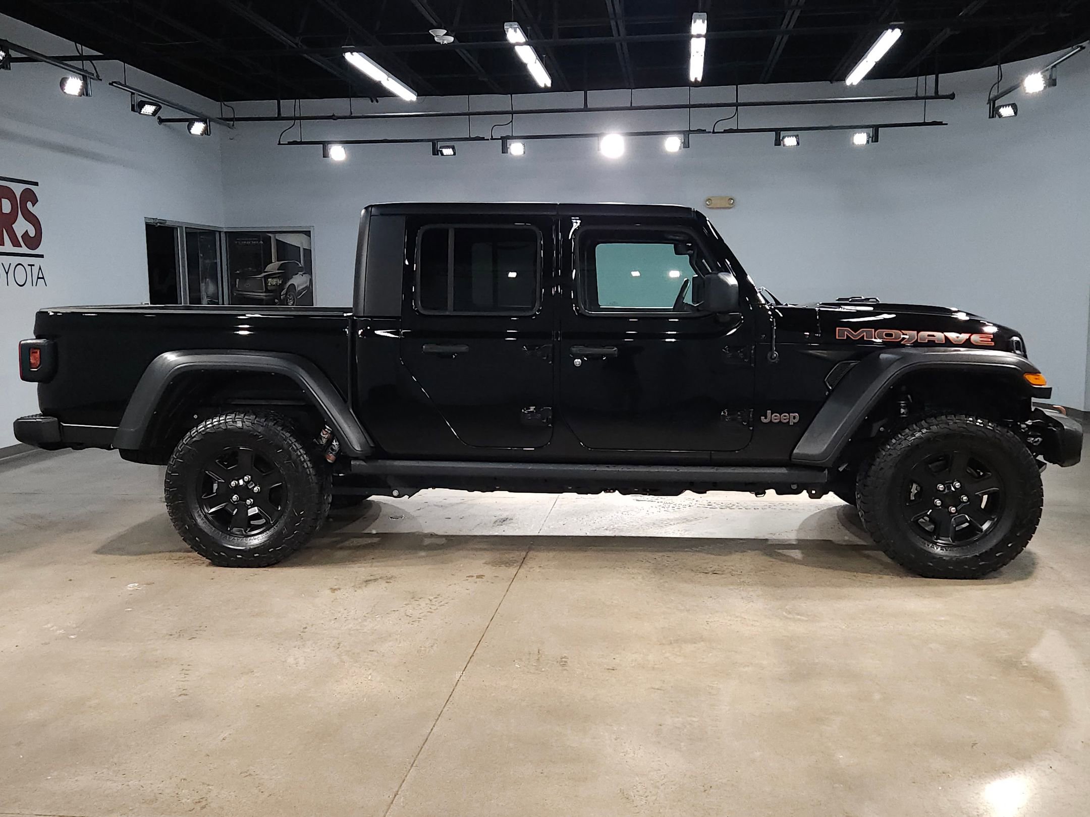 Used 2023 Jeep Gladiator Mojave image 8