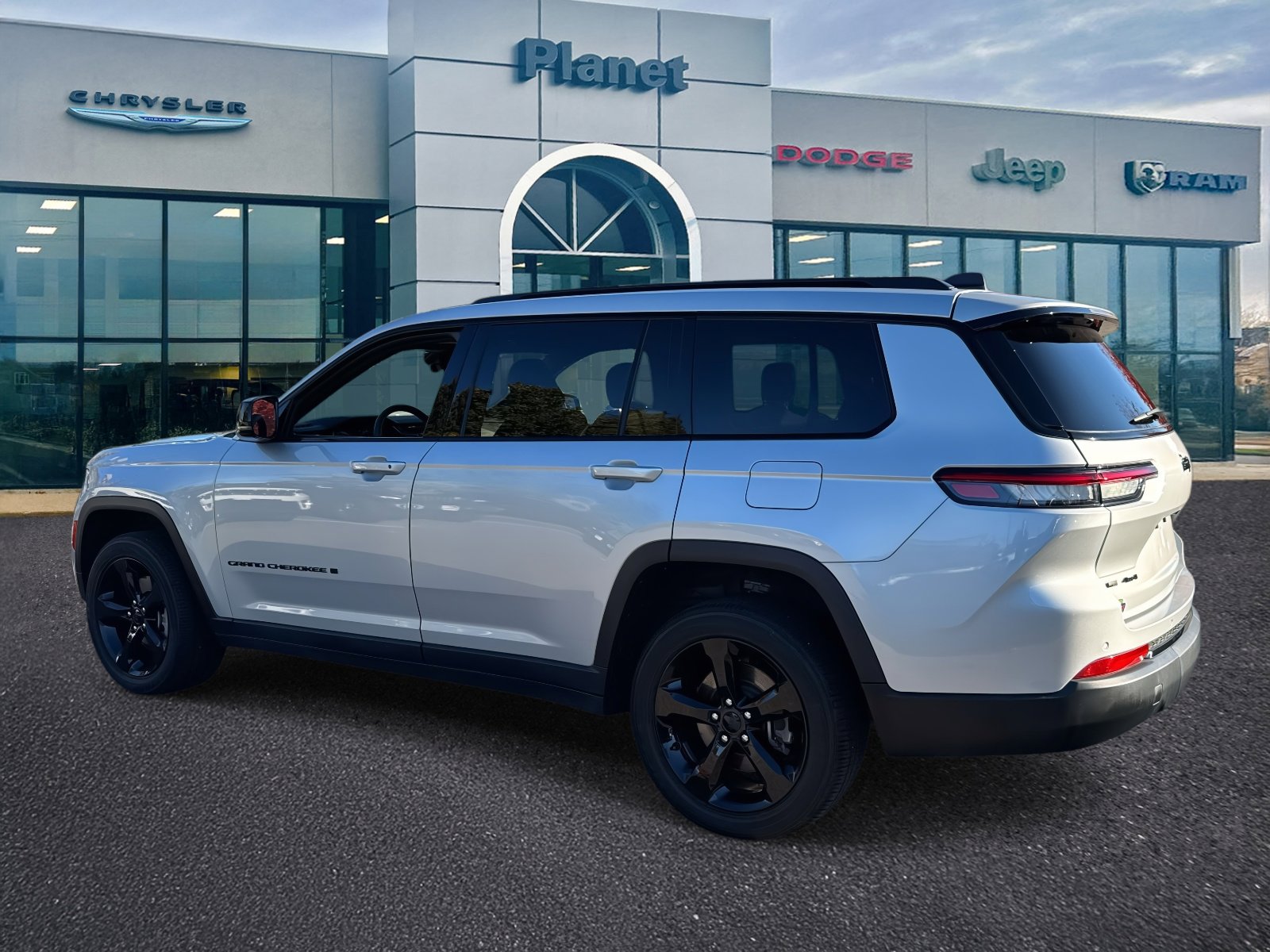 Used 2023 Jeep Grand Cherokee L Laredo image 3