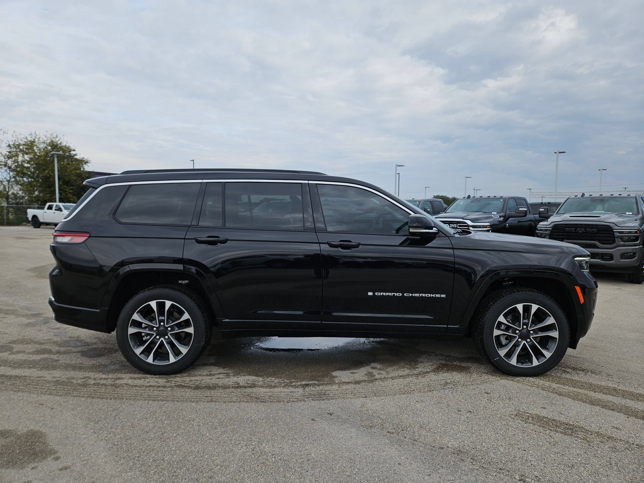 New 2025 Jeep Grand Cherokee L Overland w/ Advanced Protech Group III AWD/4WD image 2