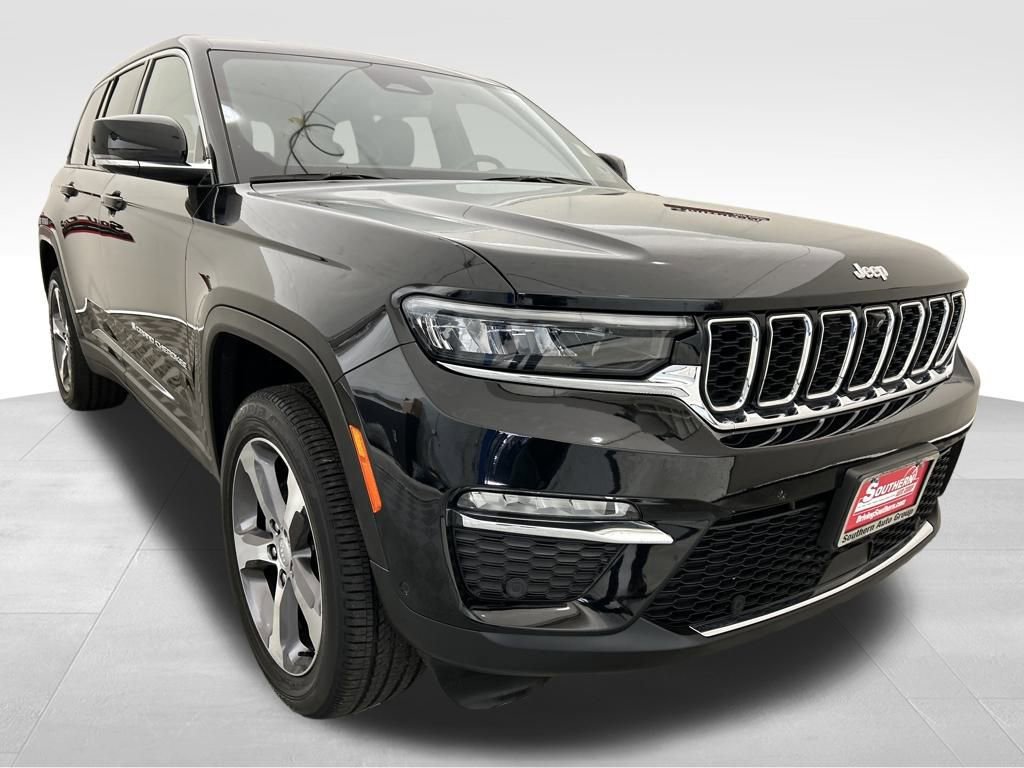 Used 2024 Jeep Grand Cherokee Limited w/ Luxury Tech Group II image 8