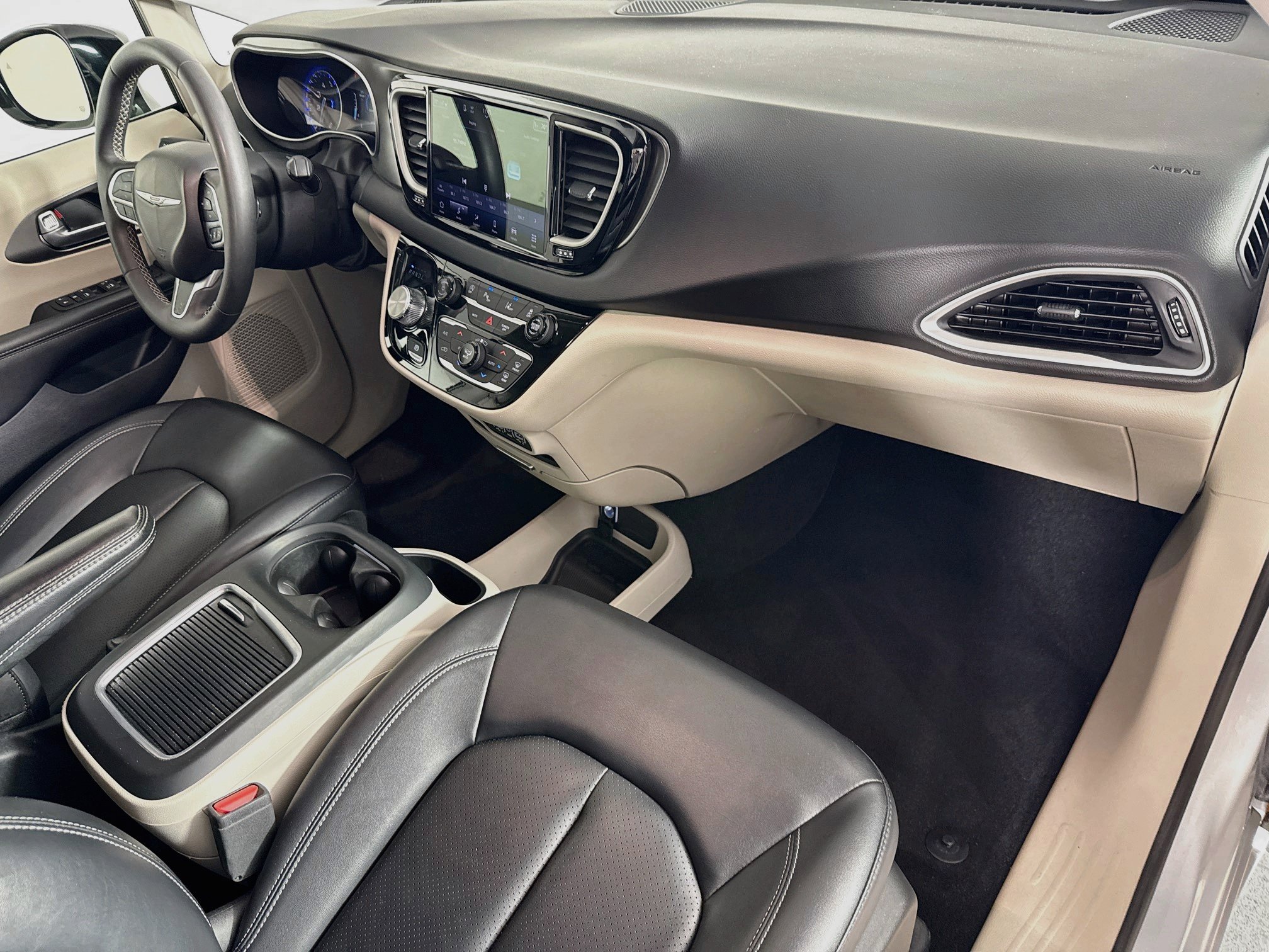 Used 2024 Chrysler Pacifica Touring-L FWD image 37