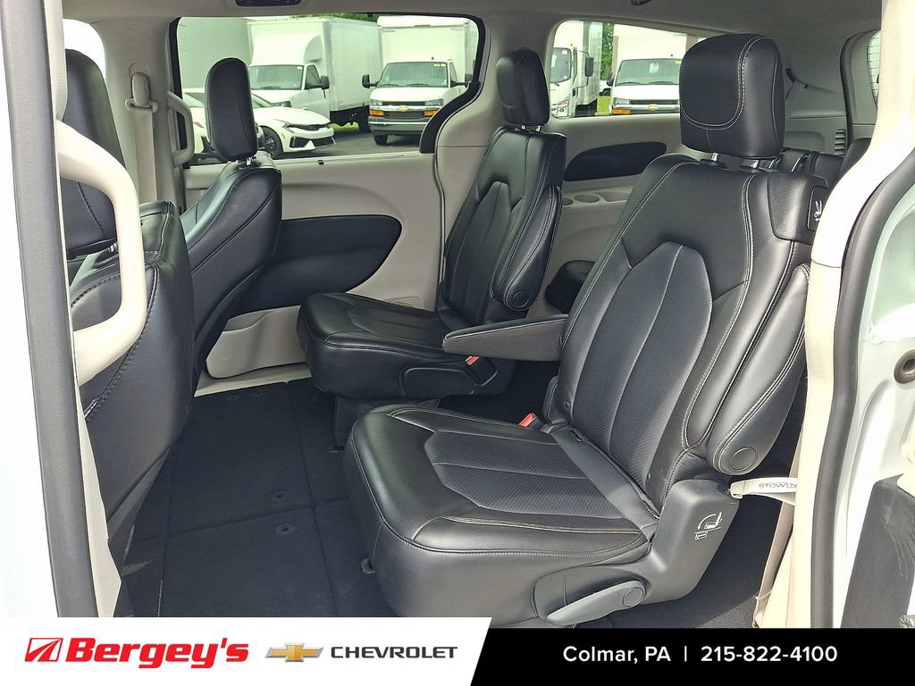 Used 2023 Chrysler Pacifica Touring-L FWD image 13