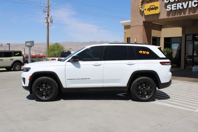 Used 2025 Jeep Grand Cherokee Altitude AWD/4WD image 2