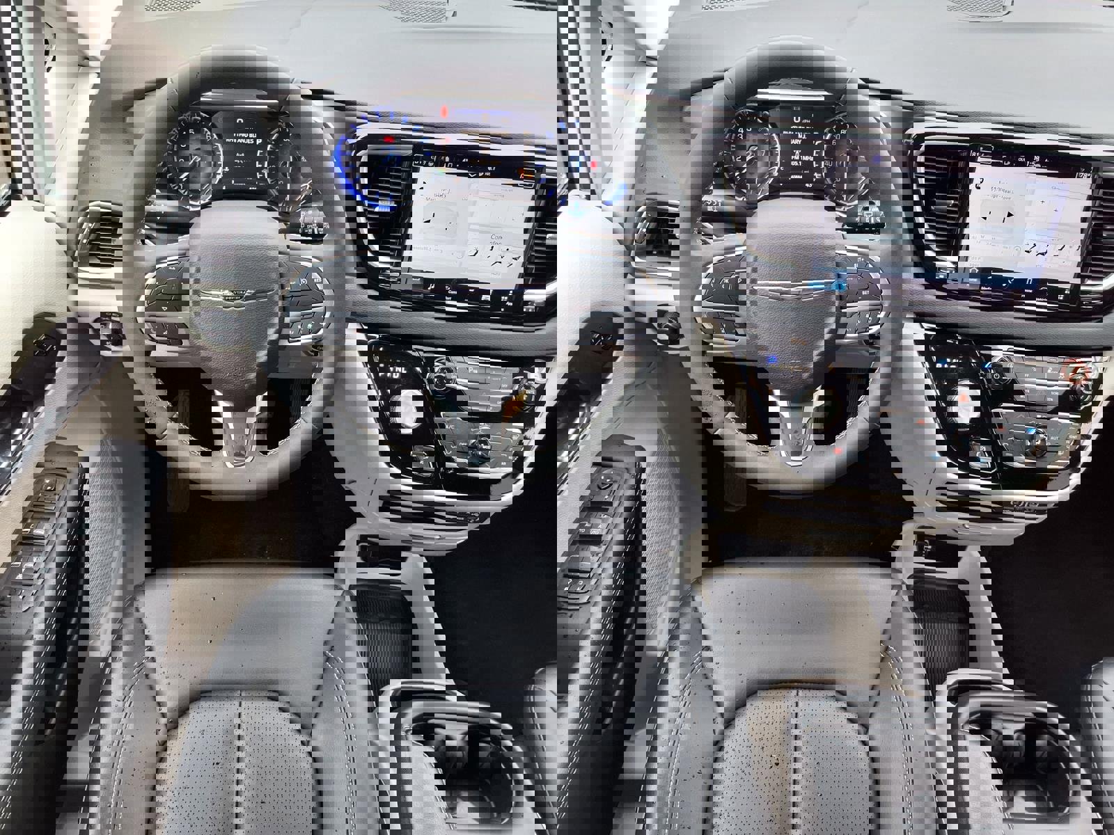 Used 2024 Chrysler Pacifica Touring-L image 6