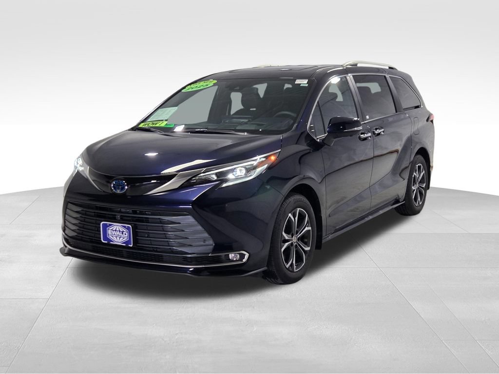 Used 2025 Toyota Sienna Platinum AWD/4WD image 3