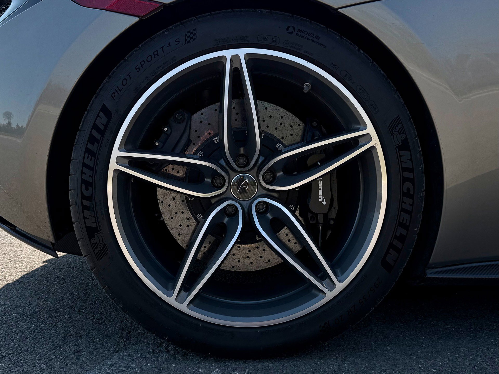 Used 2017 McLaren 570S image 23