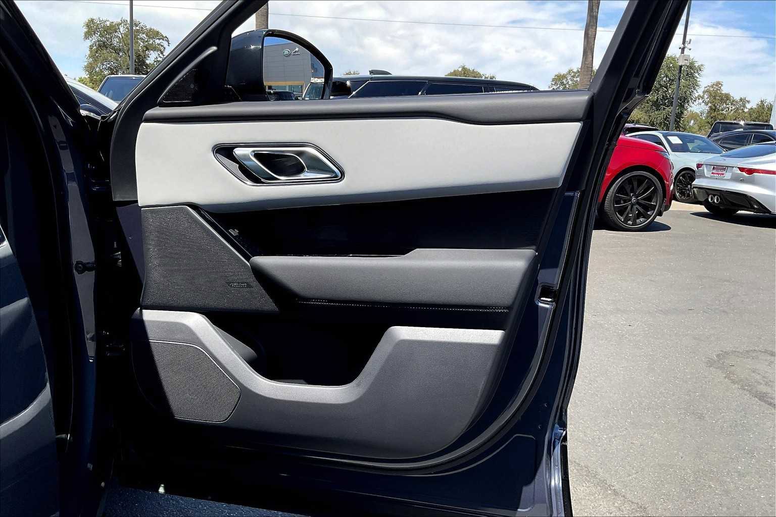 New 2026 Land Rover Range Rover Velar Dynamic SE image 30