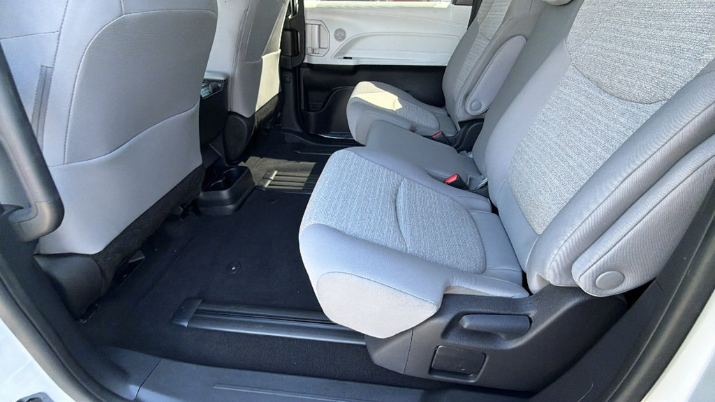 Used 2025 Toyota Sienna LE FWD image 14