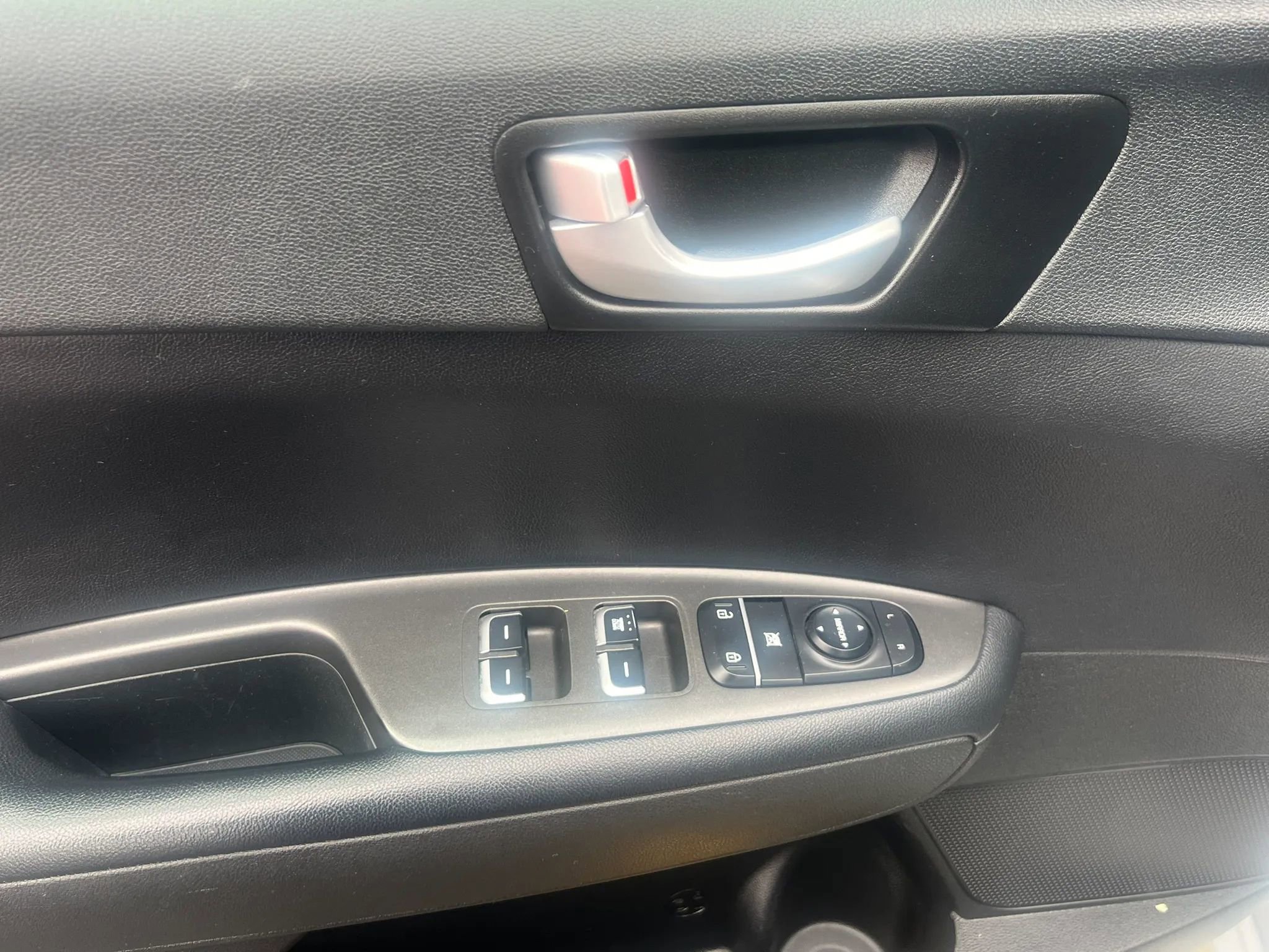 Used 2018 Kia Optima LX w/ 17" Alloy Wheels Package FWD image 12