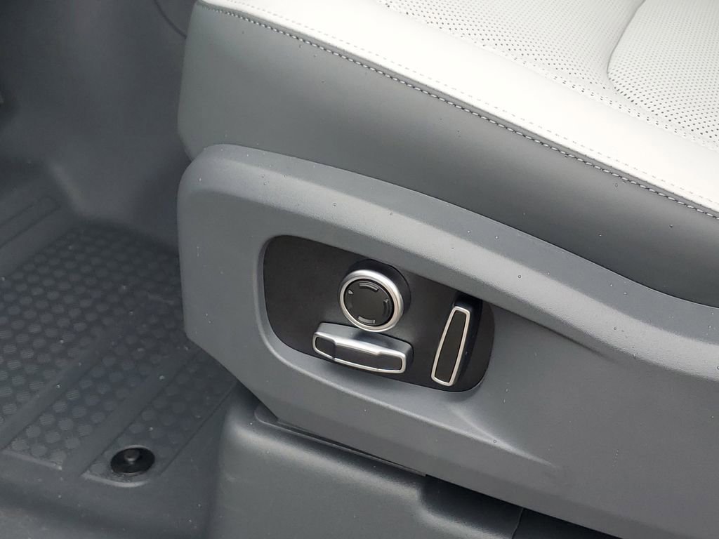 Used 2025 Land Rover Defender 130 X-Dynamic SE image 10