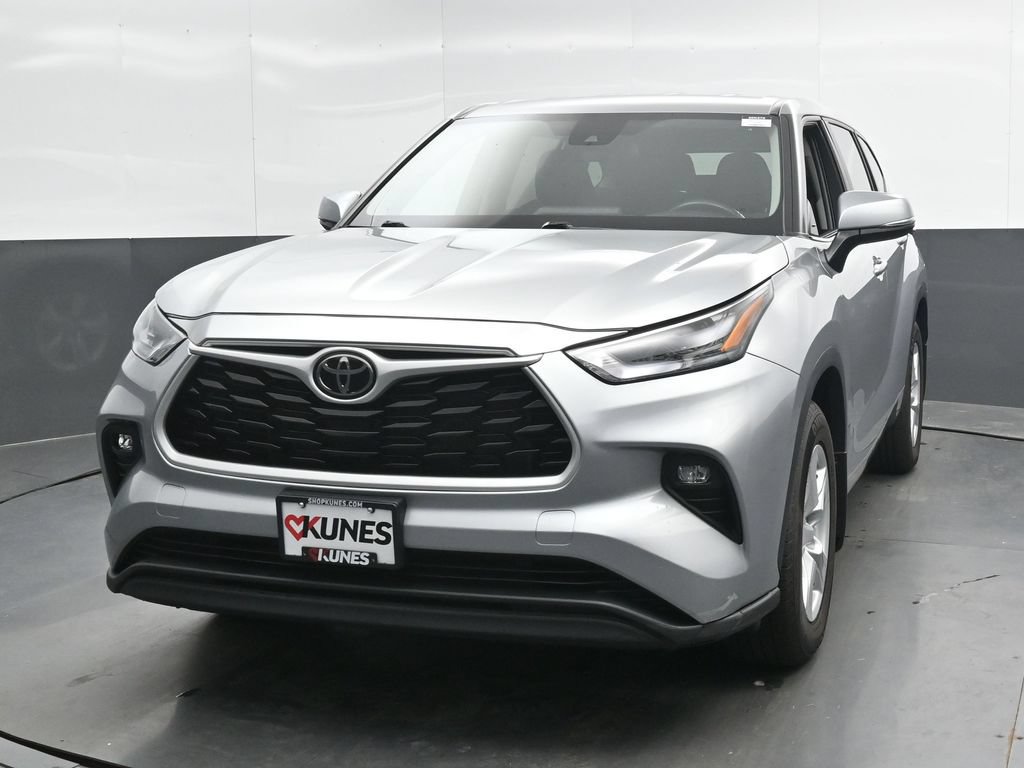 Used 2024 Toyota Highlander LE AWD/4WD image 7