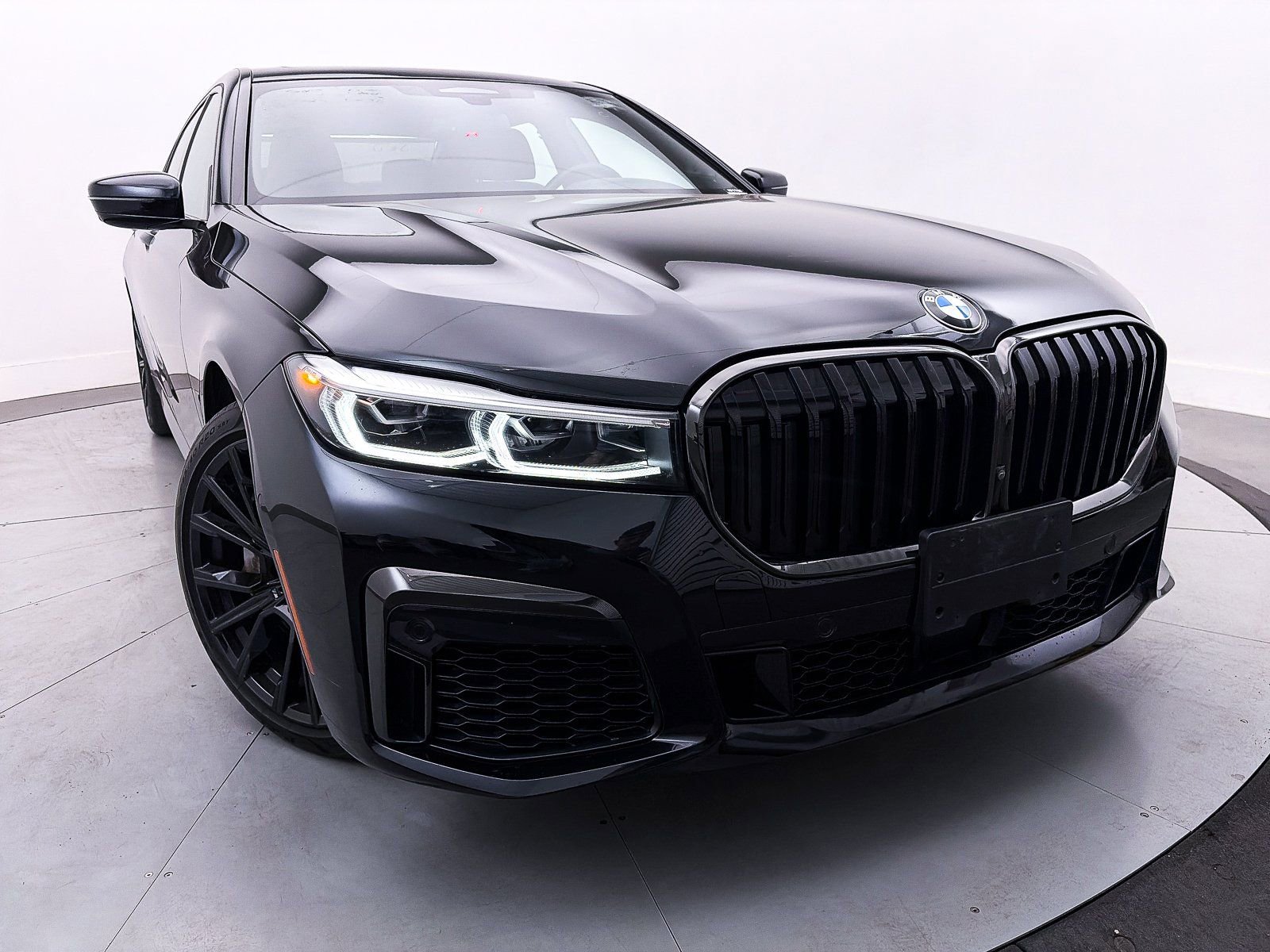 Used 2022 BMW 750i xDrive w/ Luxury Rear Seating Package image 4