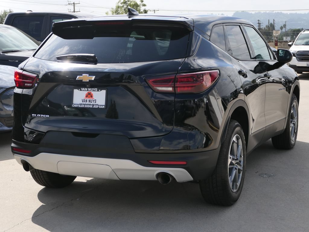 Used 2025 Chevrolet Blazer LT FWD image 3