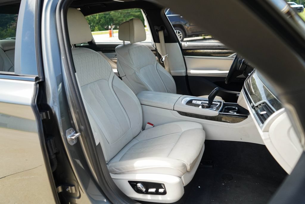 Used 2019 BMW 750i w/ Executive Package RWD image 14
