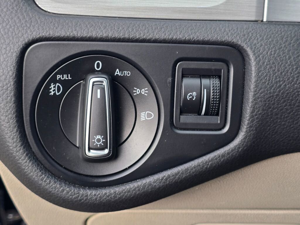 Used 2016 Volkswagen Golf SE image 24