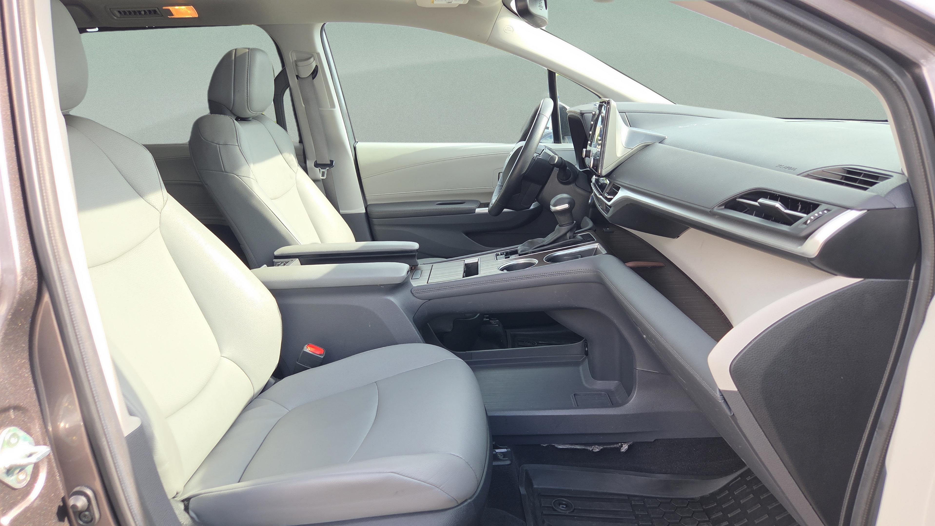 Certified 2024 Toyota Sienna XLE FWD image 19
