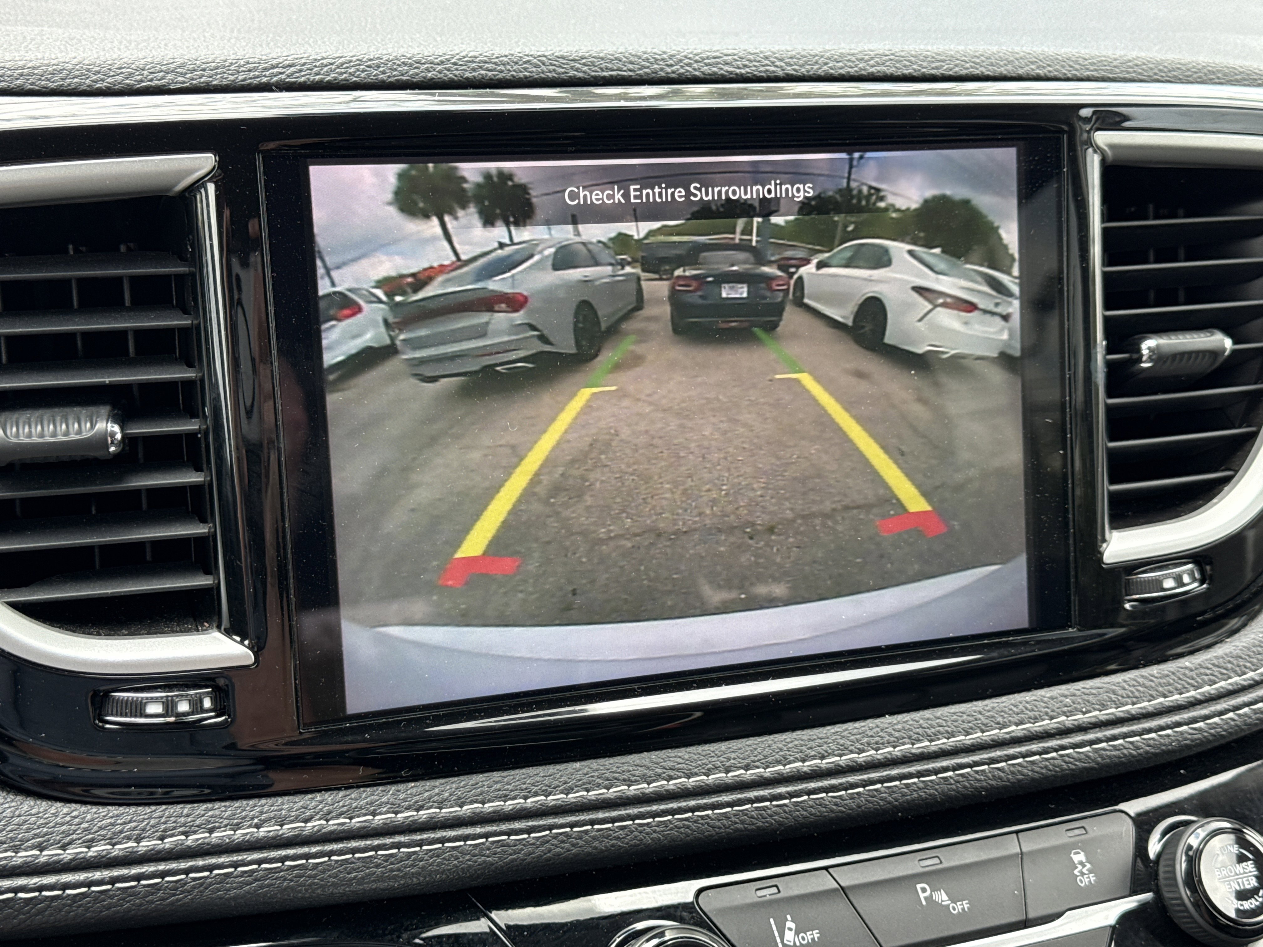 Used 2024 Chrysler Pacifica Select image 17