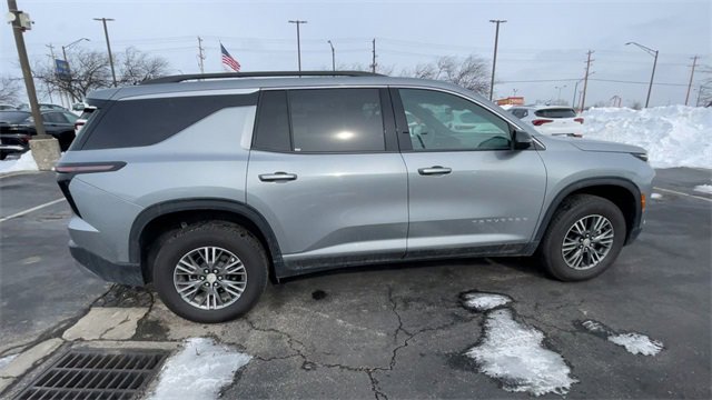 Used 2025 Chevrolet Traverse LT image 2