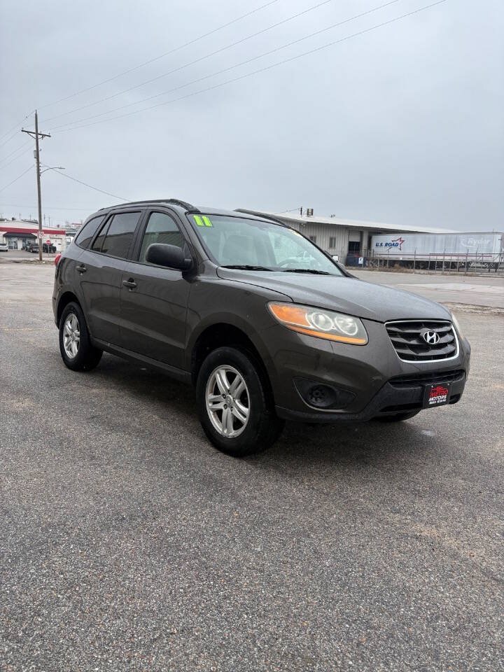 Used 2011 Hyundai Santa Fe GLS FWD image 2