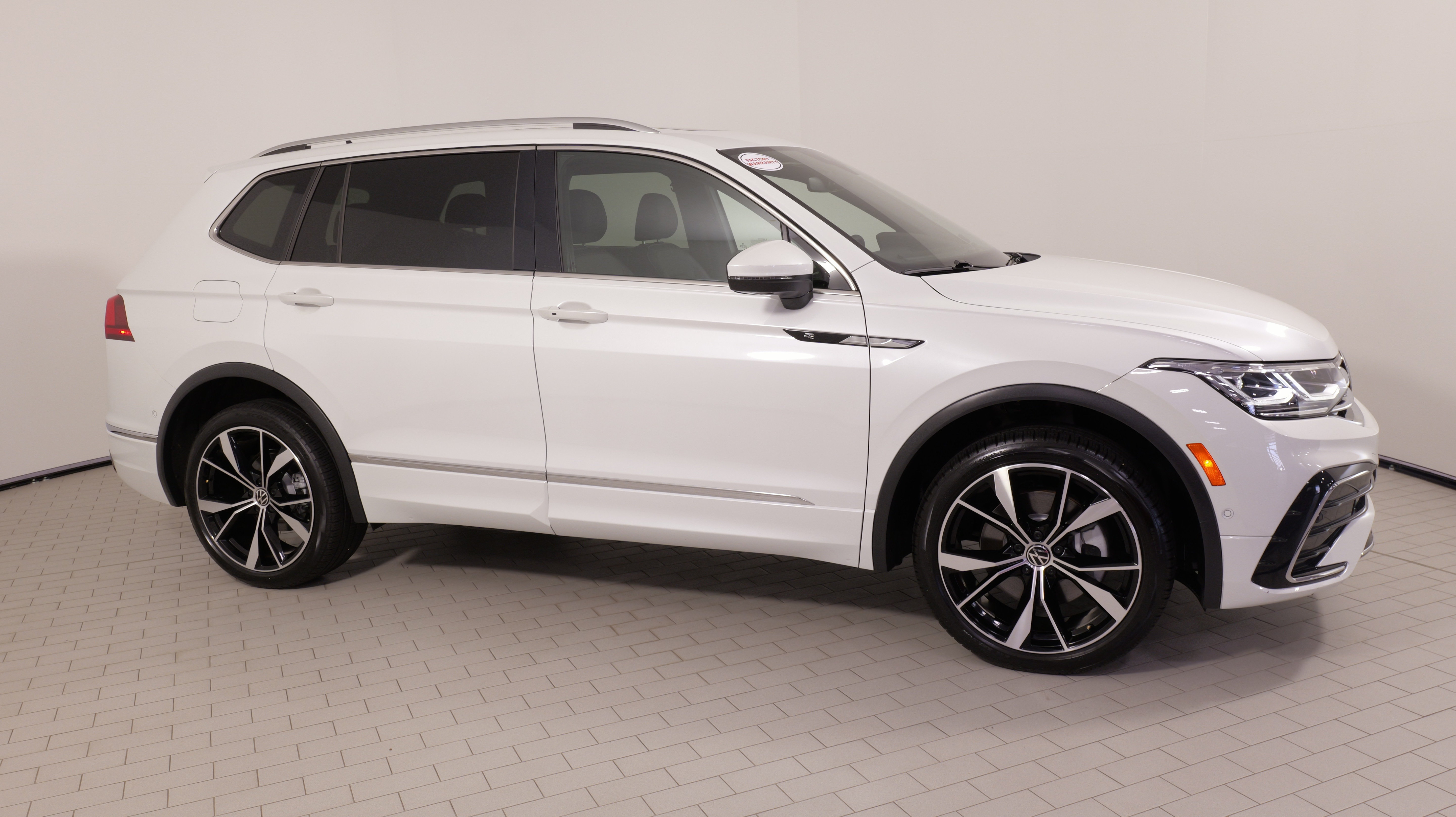 Used 2024 Volkswagen Tiguan SEL R-Line AWD/4WD image 9