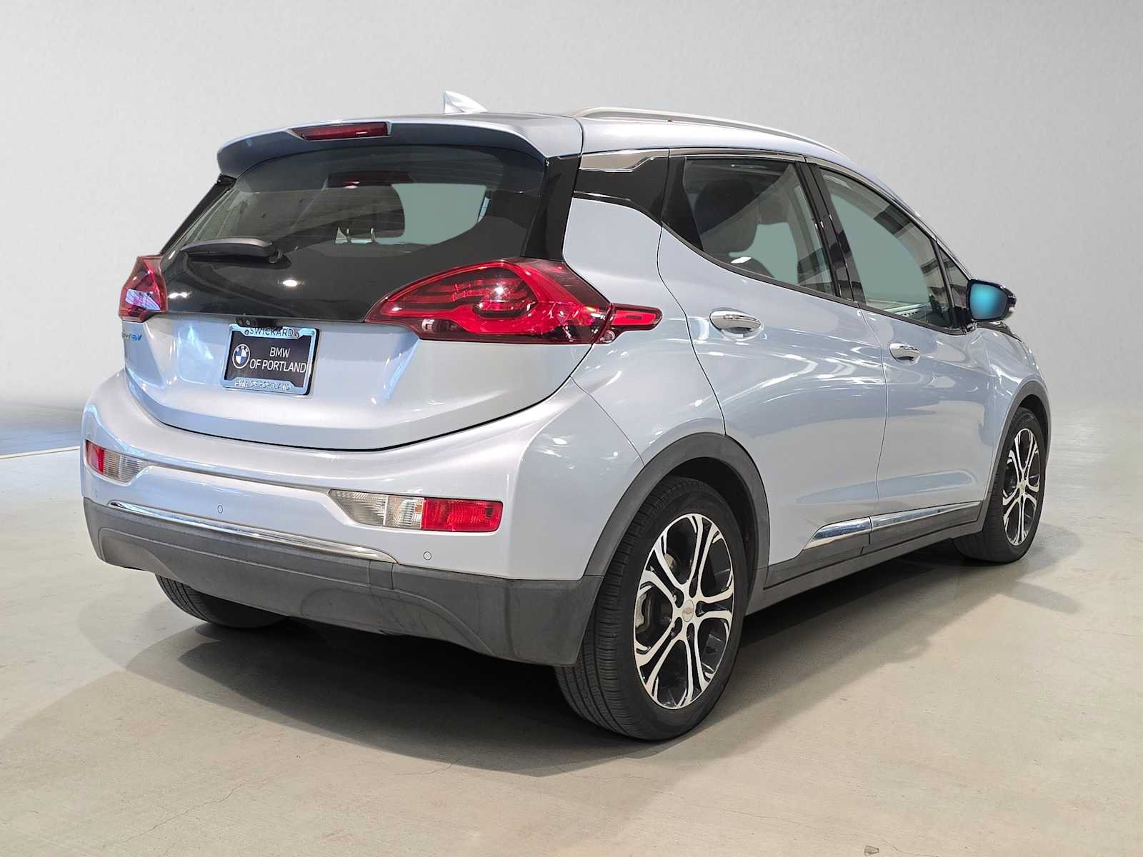 Used 2017 Chevrolet Bolt Premier w/ Driver Confidence II Package FWD image 3
