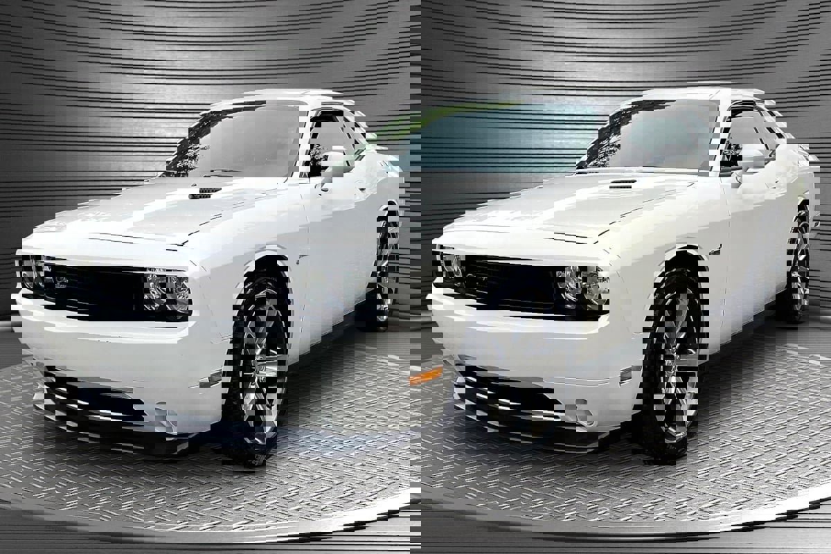 Used 2014 Dodge Challenger SXT RWD image 3