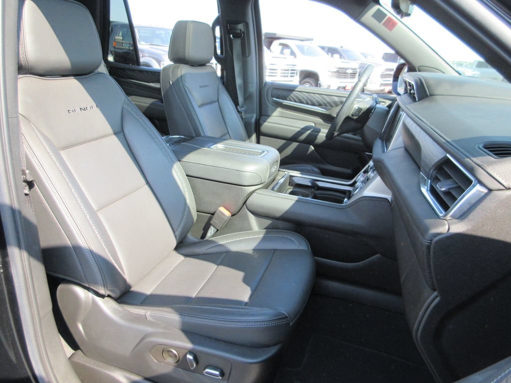 Certified 2022 GMC Yukon Denali w/ Denali Premium Package AWD/4WD image 25