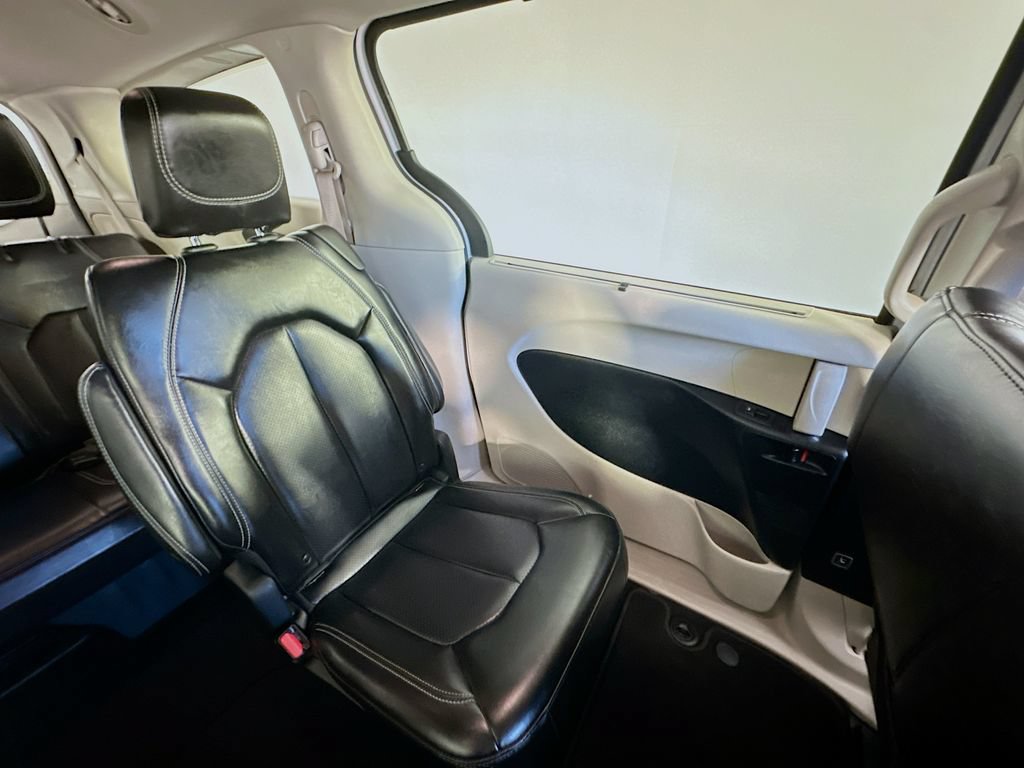 Used 2023 Chrysler Pacifica Touring-L FWD image 14