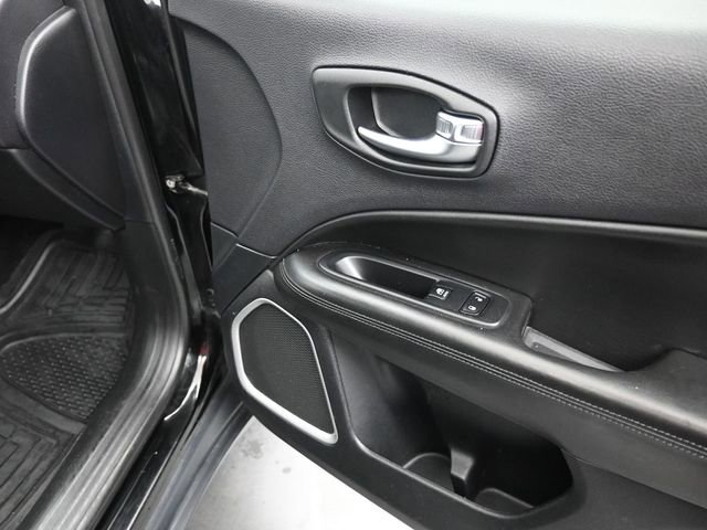 Used 2018 Jeep Compass Latitude FWD image 24