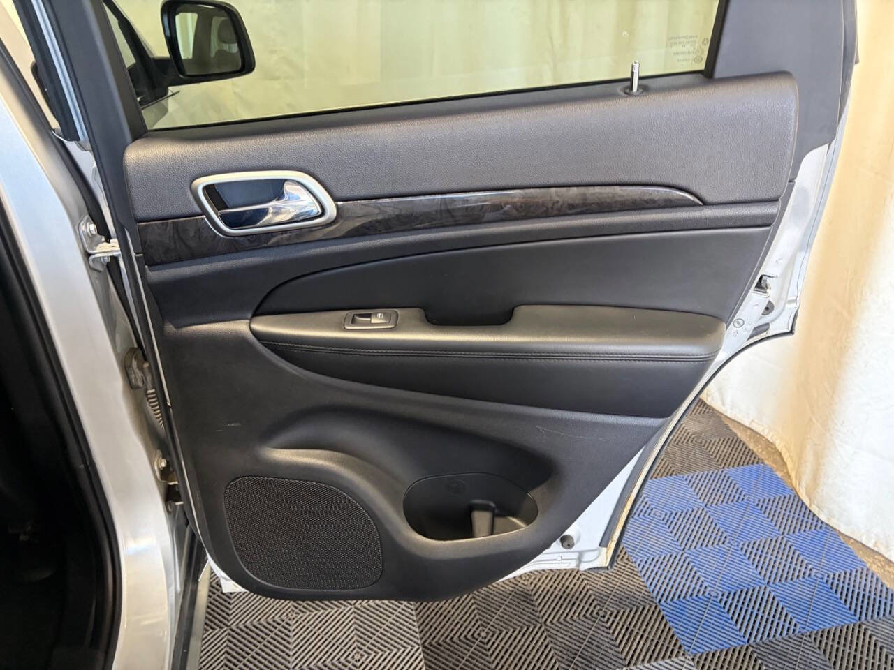 Used 2011 Jeep Grand Cherokee Laredo AWD/4WD image 11