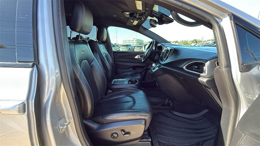 Used 2020 Chrysler Pacifica Touring-L Plus image 33