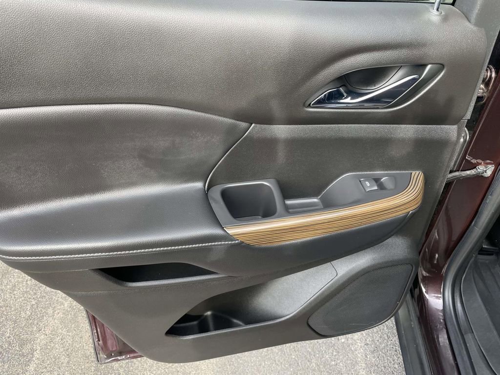 Used 2021 GMC Acadia SLE w/ Driver Convenience Package image 19