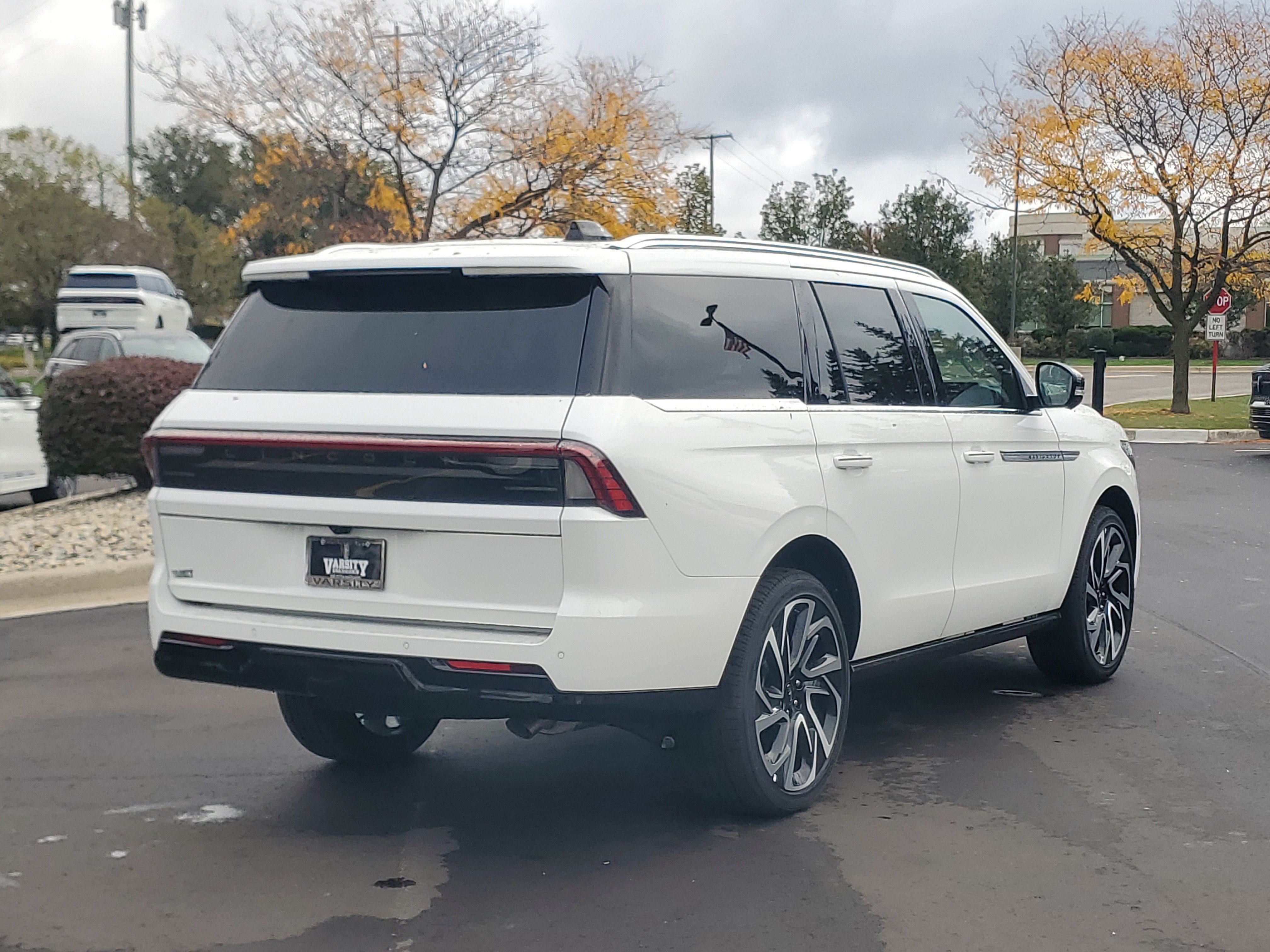 New 2027 Lincoln Navigator Reserve AWD/4WD image 4
