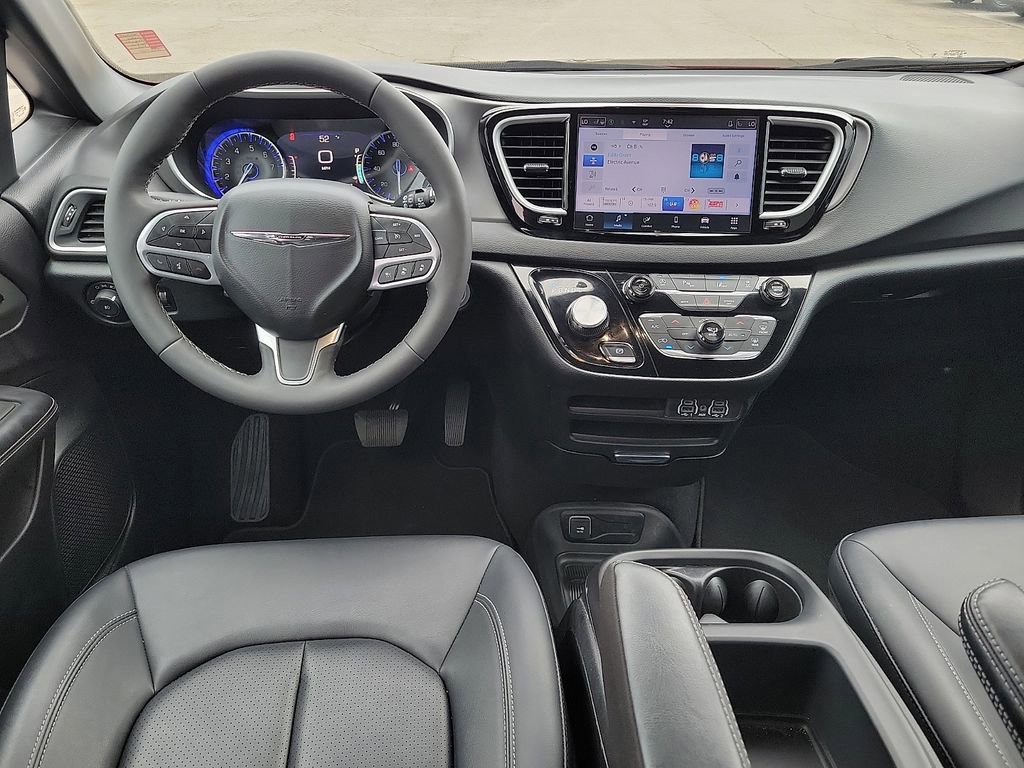 Used 2025 Chrysler Pacifica Select image 11