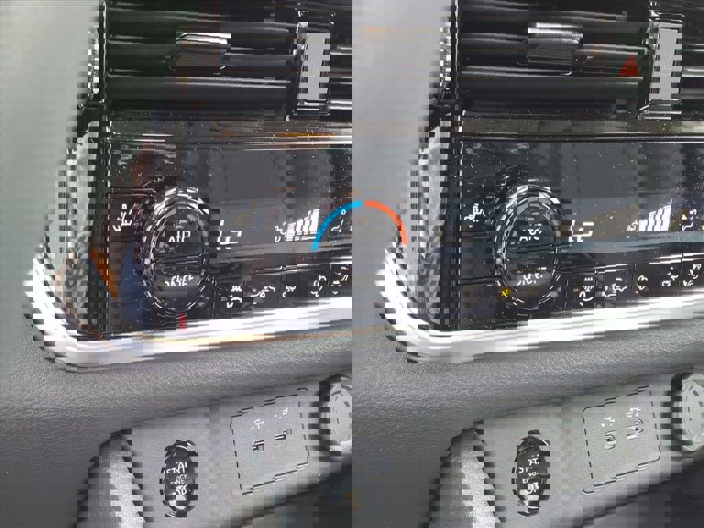 Used 2024 Nissan Rogue SL image 16