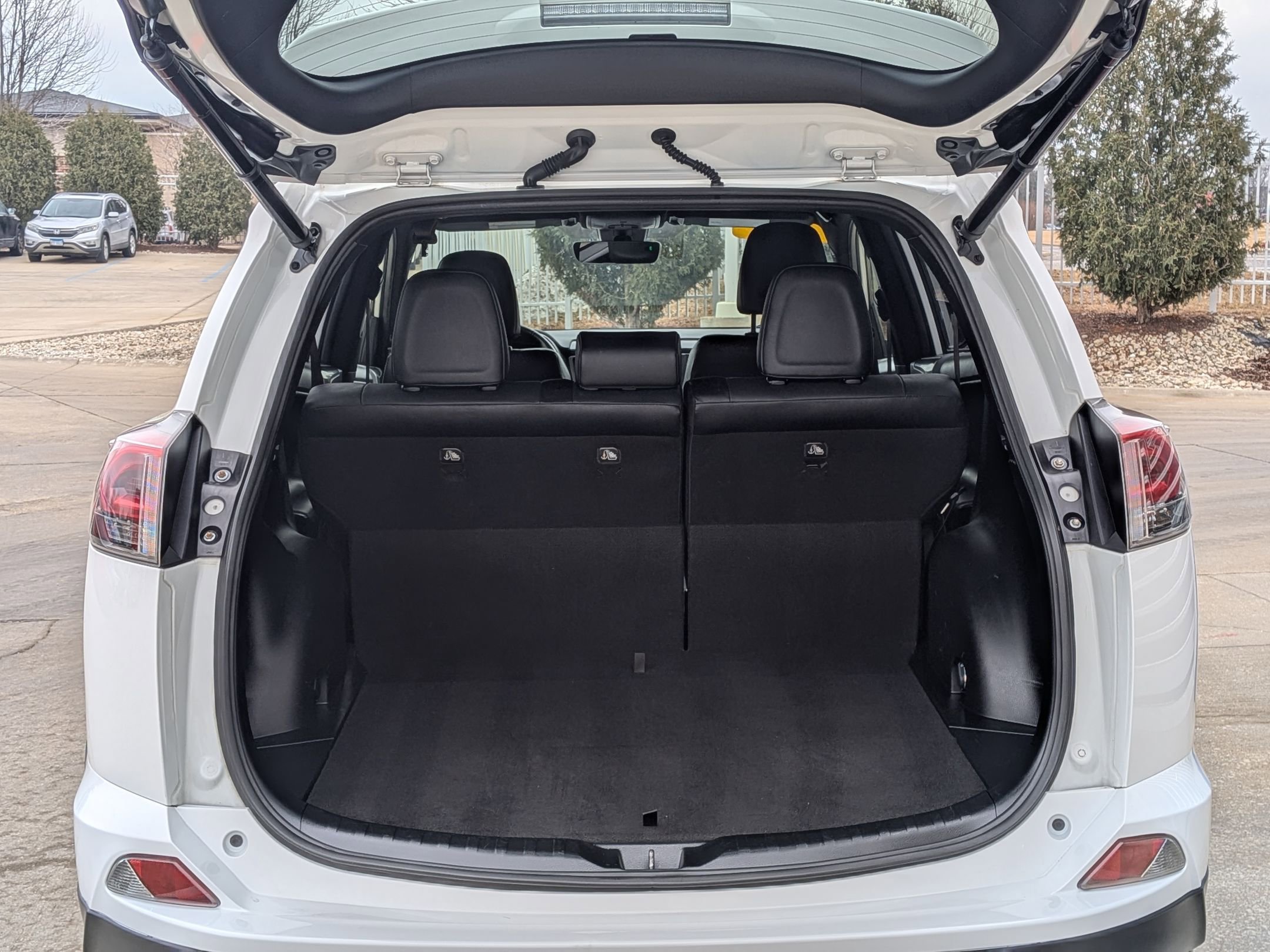 Used 2018 Toyota RAV4 SE w/ Power Extra Value Package image 26