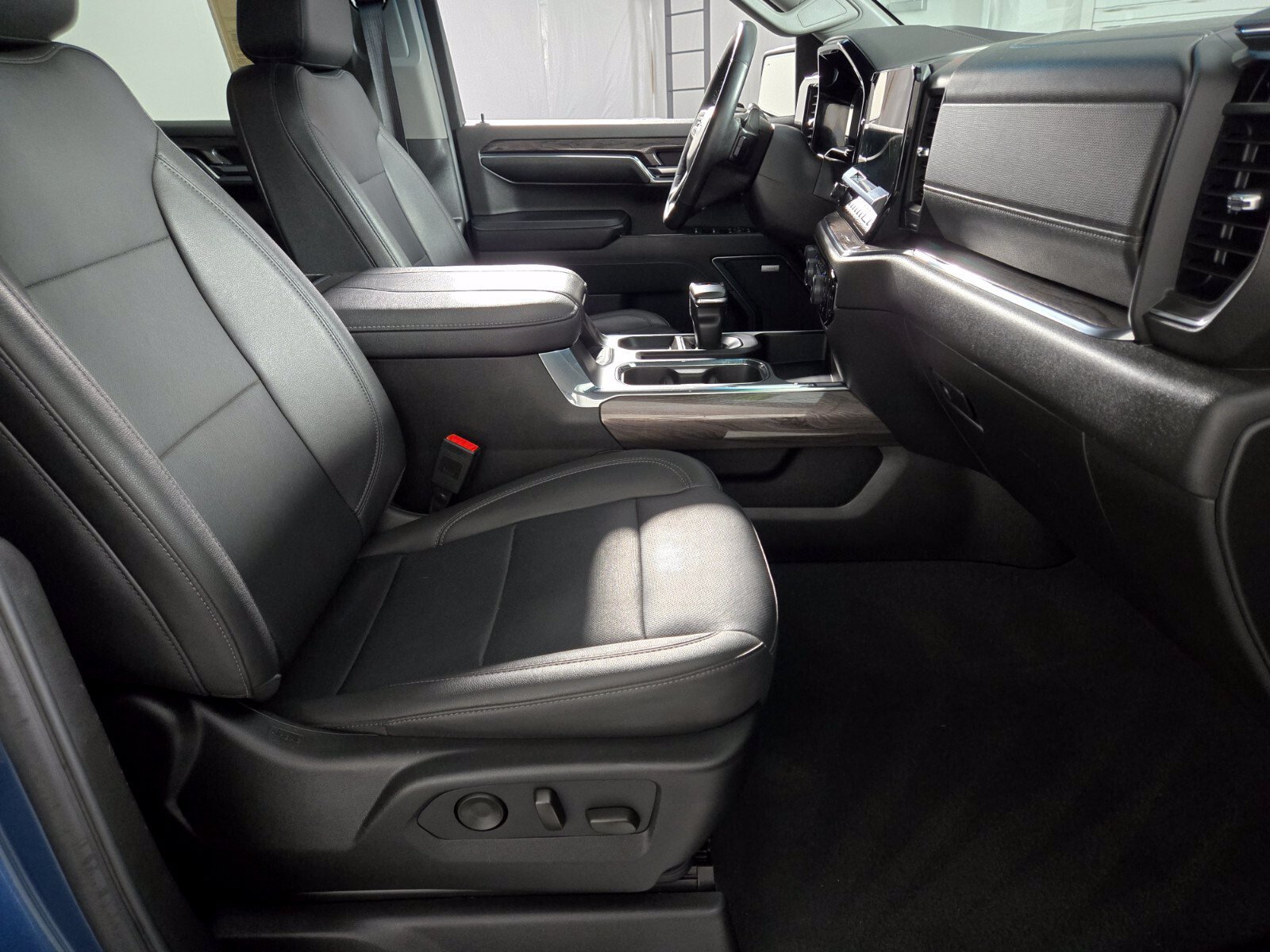 Used 2024 Chevrolet Silverado 1500 LTZ AWD/4WD image 17