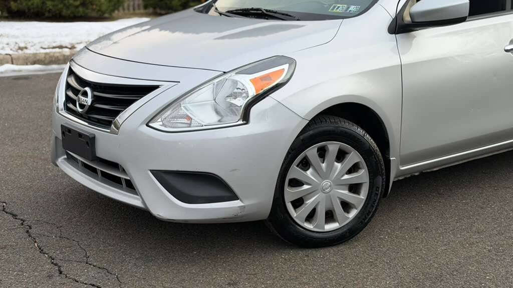 Used 2018 Nissan Versa SV image 3