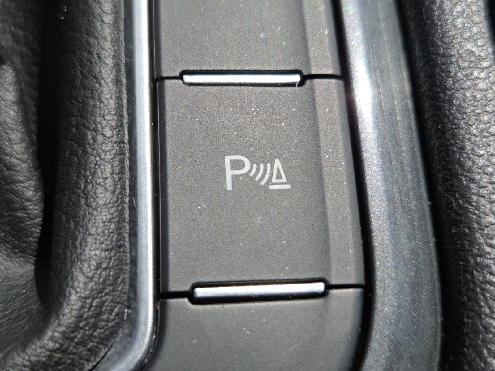 Used 2022 Volkswagen Tiguan SE R-Line AWD/4WD image 9