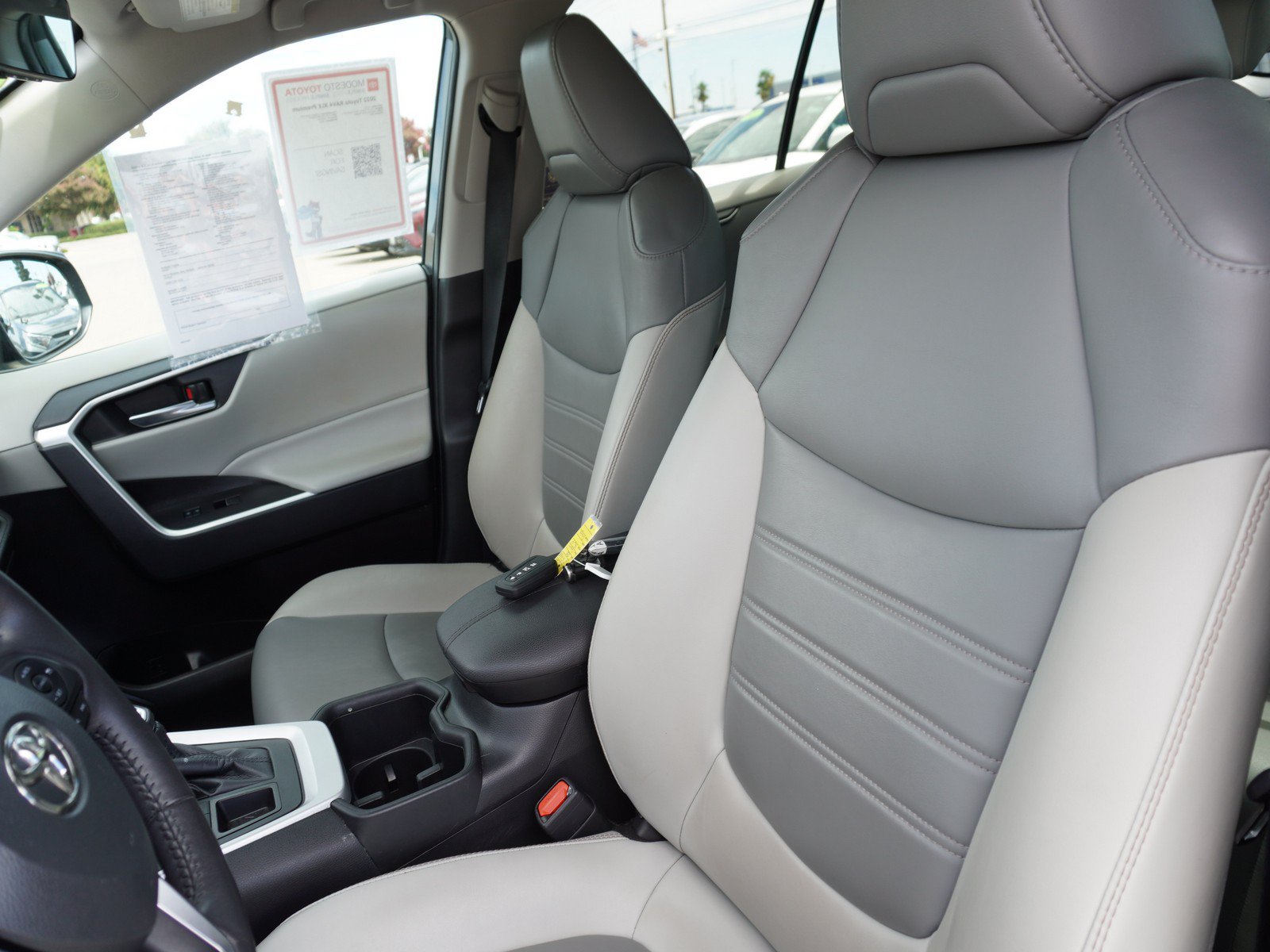 Used 2022 Toyota RAV4 XLE Premium AWD/4WD image 23