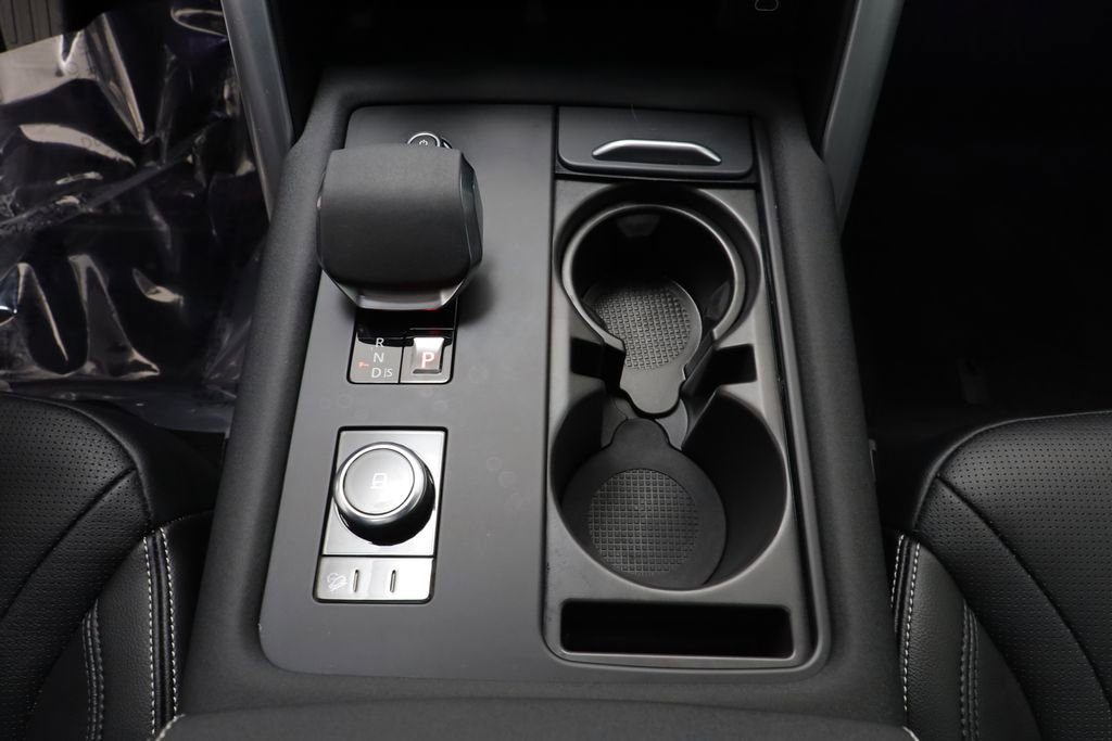 Used 2025 Land Rover Discovery Dynamic SE image 14