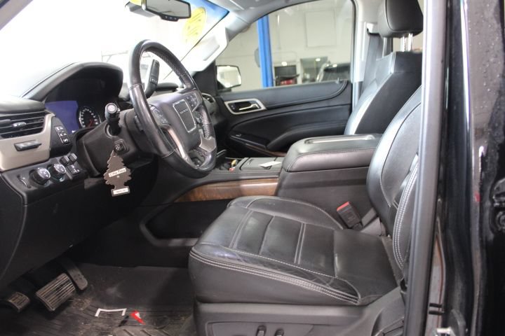 Used 2020 GMC Yukon Denali w/ Denali Ultimate Black Edition AWD/4WD image 14