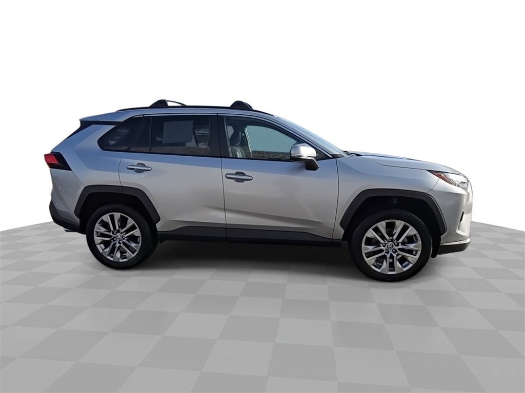 Used 2022 Toyota RAV4 XLE Premium image 9