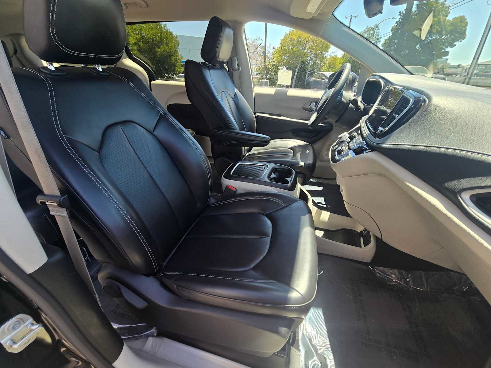 Used 2023 Chrysler Pacifica Touring-L FWD image 10
