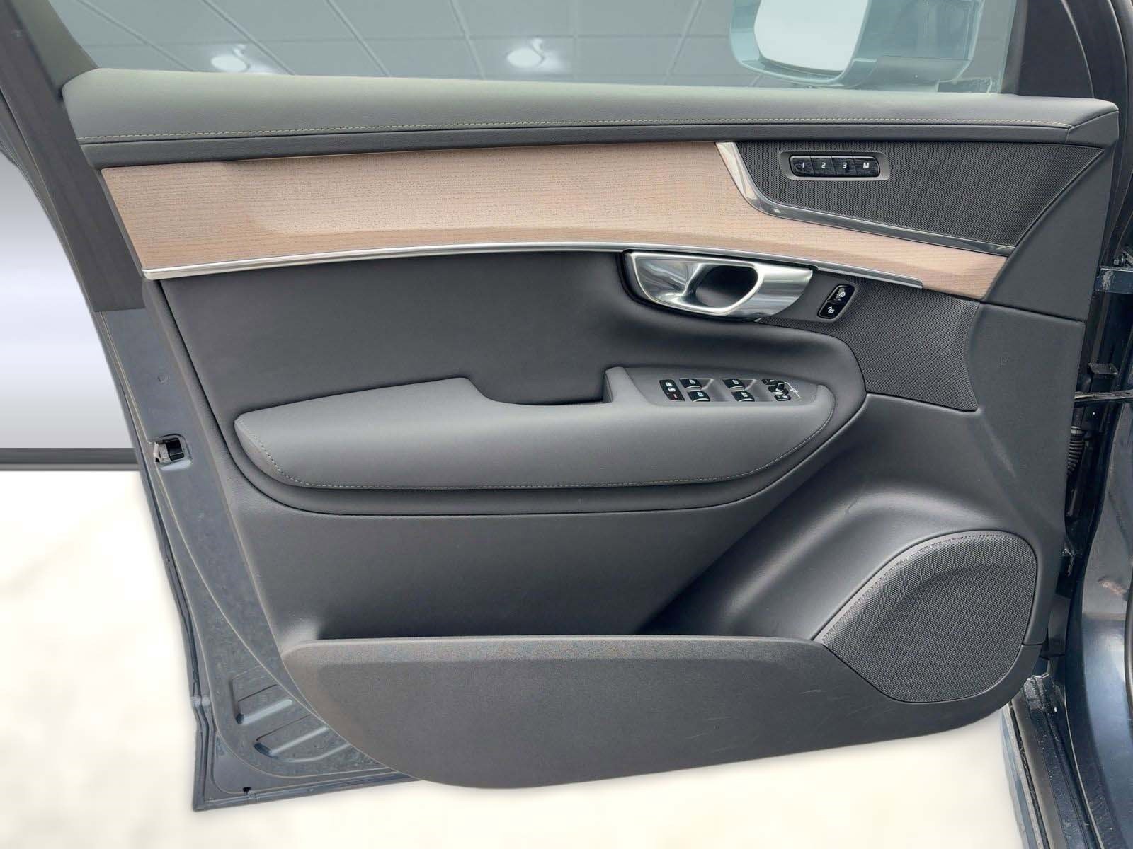 Certified 2025 Volvo XC90 B6 Plus image 21