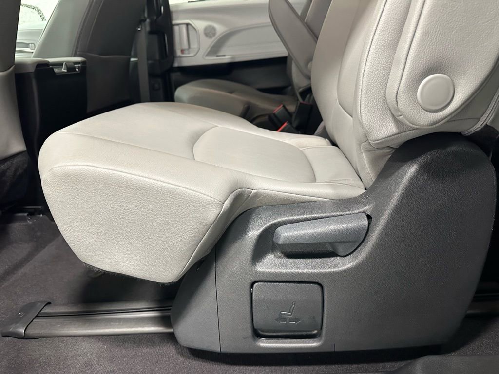 Used 2025 Toyota Sienna XLE image 47