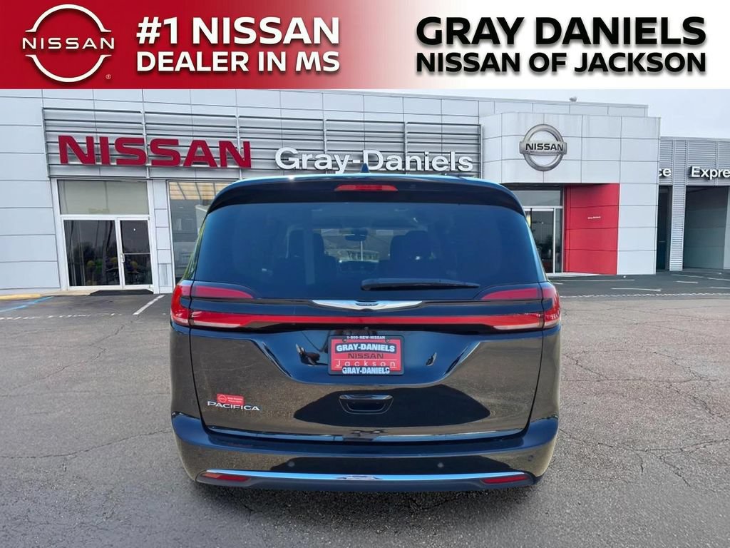 Used 2024 Chrysler Pacifica Touring-L FWD image 6